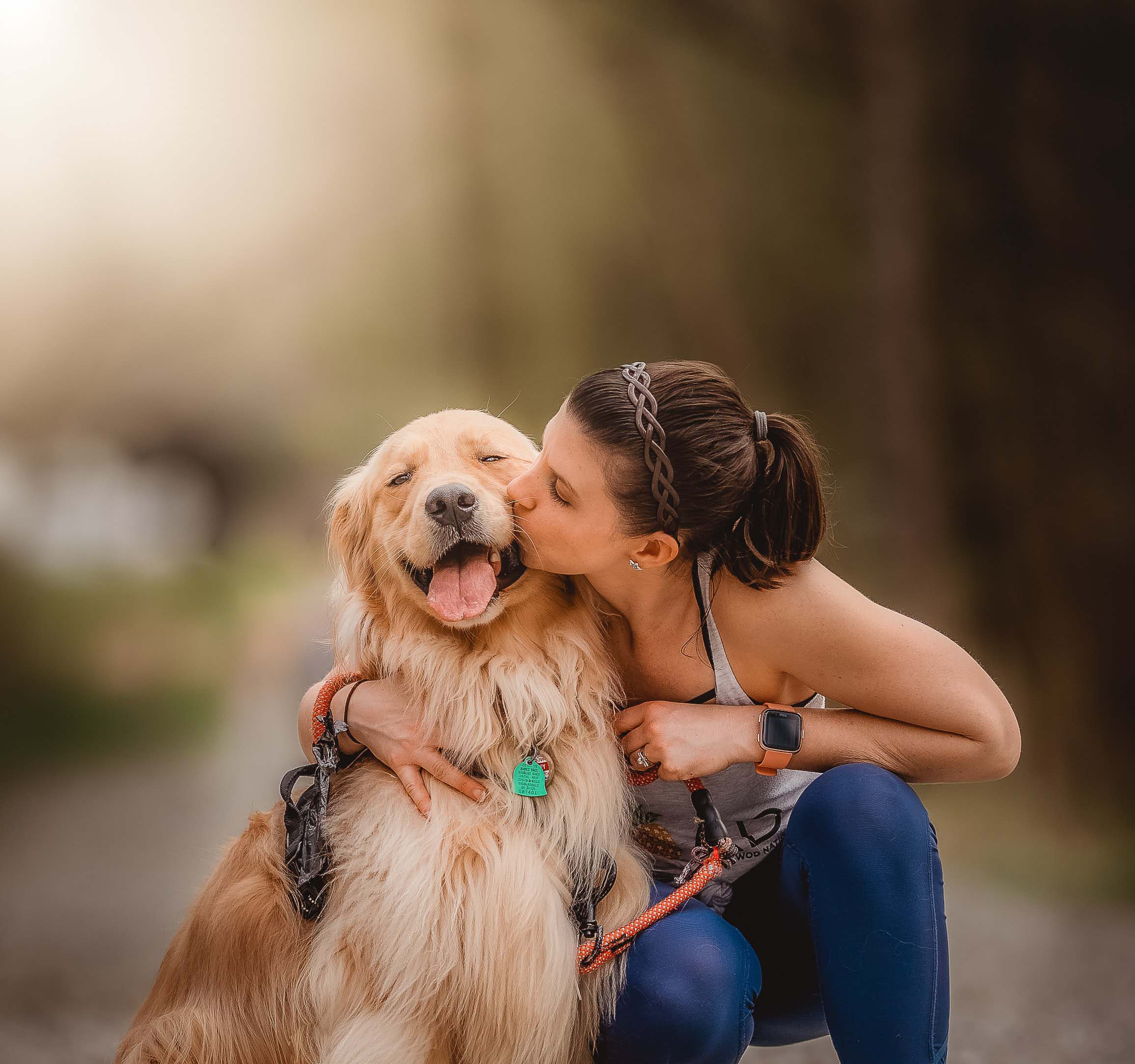 Glücklicher Hund mit Besitzerin
